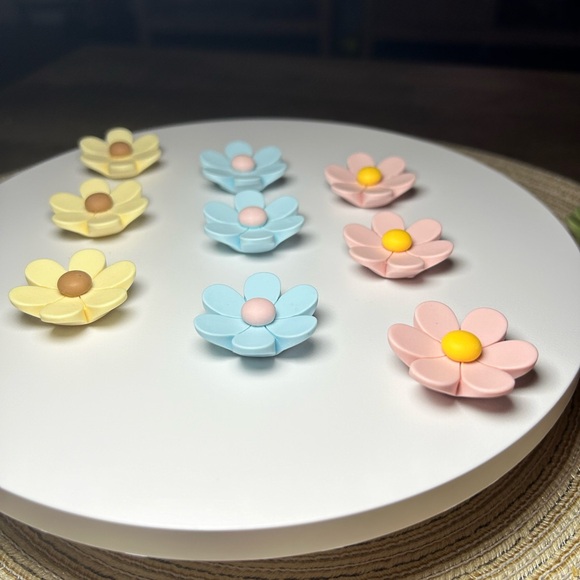 3 Daisy Fridge Magnets - Picture 5 of 17